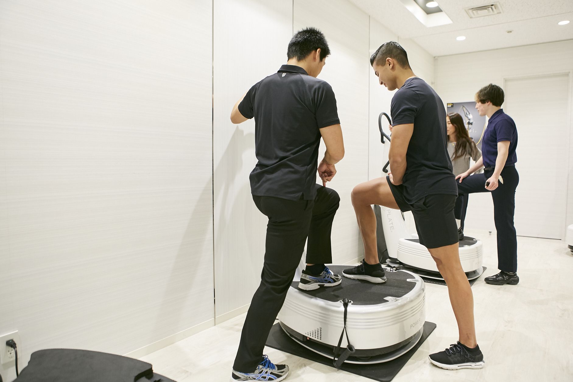パワープレート®」をMEN'S HEALTH JP専任トレーナー望月あもんが