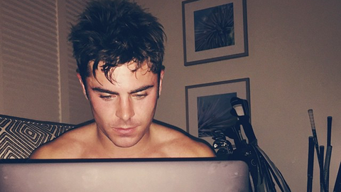 Zac Efron Dyed His Hair Platinum Blonde And Fans Can T Deal Zac