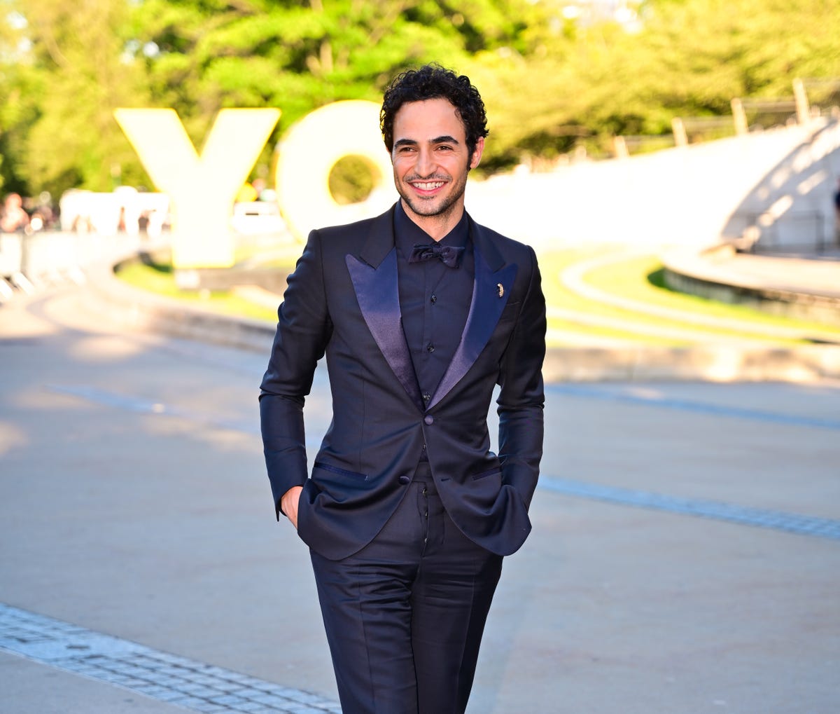 Celebrities lead tributes to Zac Posen as the beloved fashion designer  shutters his label