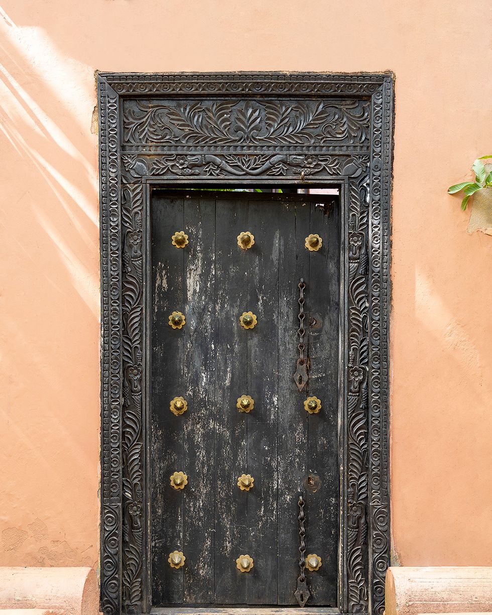 puerta de madera labrada en zanzíbar