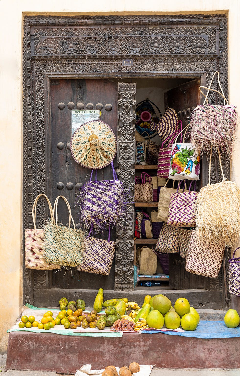 cestos ﻿y frutas en el mercado de stone town