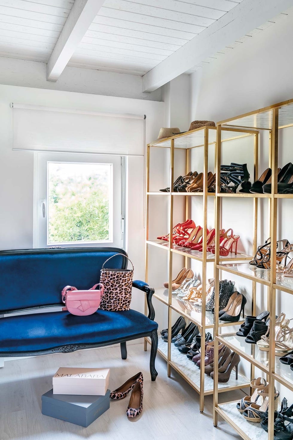 La casa de Luana: Vestidor con estantería zapatero