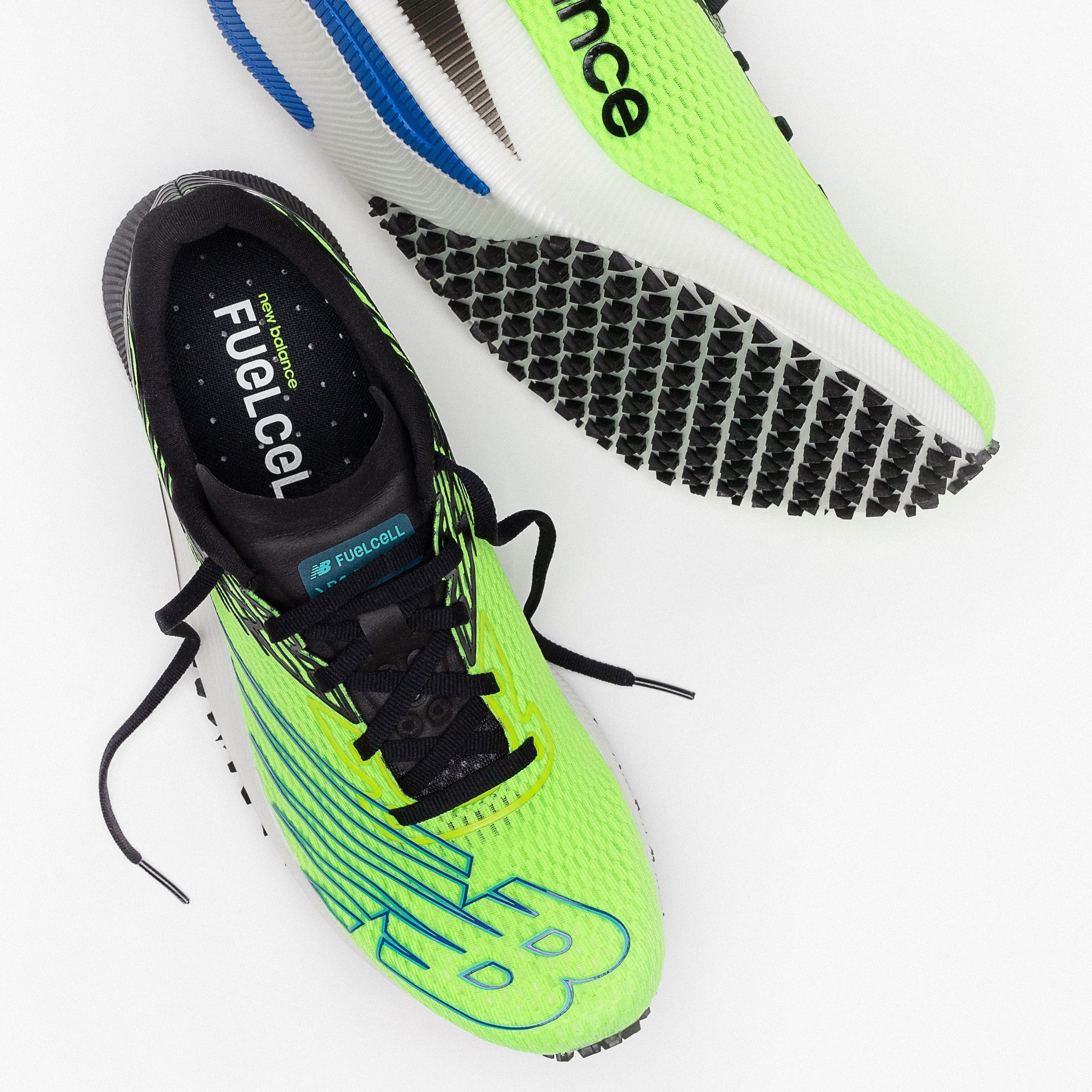 un par de zapatillas de running new balance fuel cell rc elite en color amarillo
