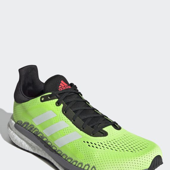 zapatillas de running de adidas en color verde y negro