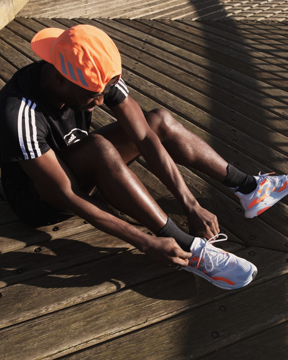 un corredor atándose las adidas solarboost 3, zapatilla de running