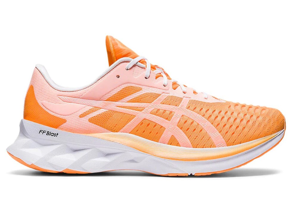 la zapatilla de running asics novablast en color naranja