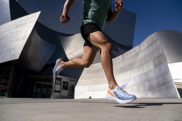 zapatilla de running hoka one one carbon x spe