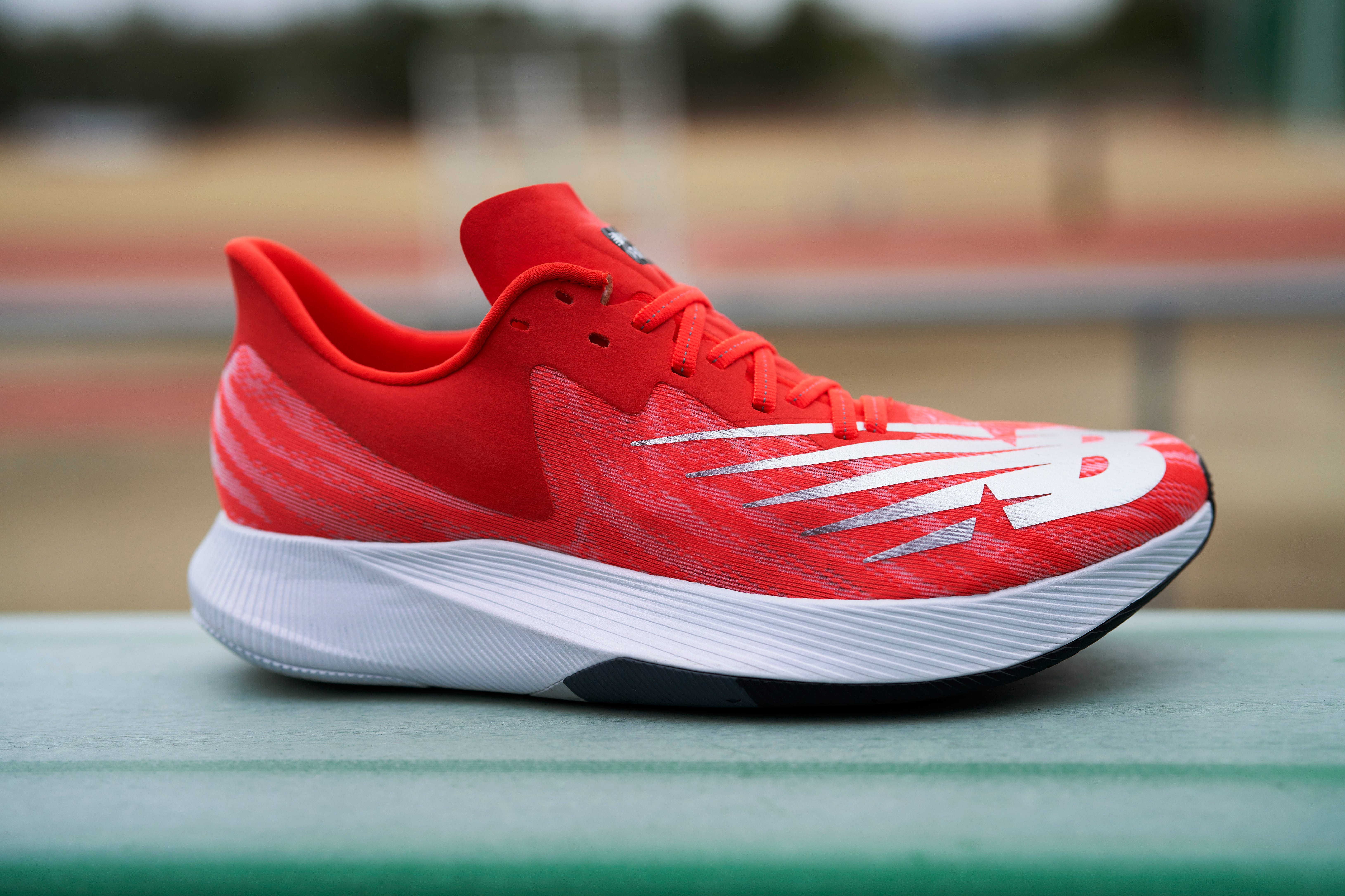 la zapatilla de running new balance fuel cell tc energystreak en rojo