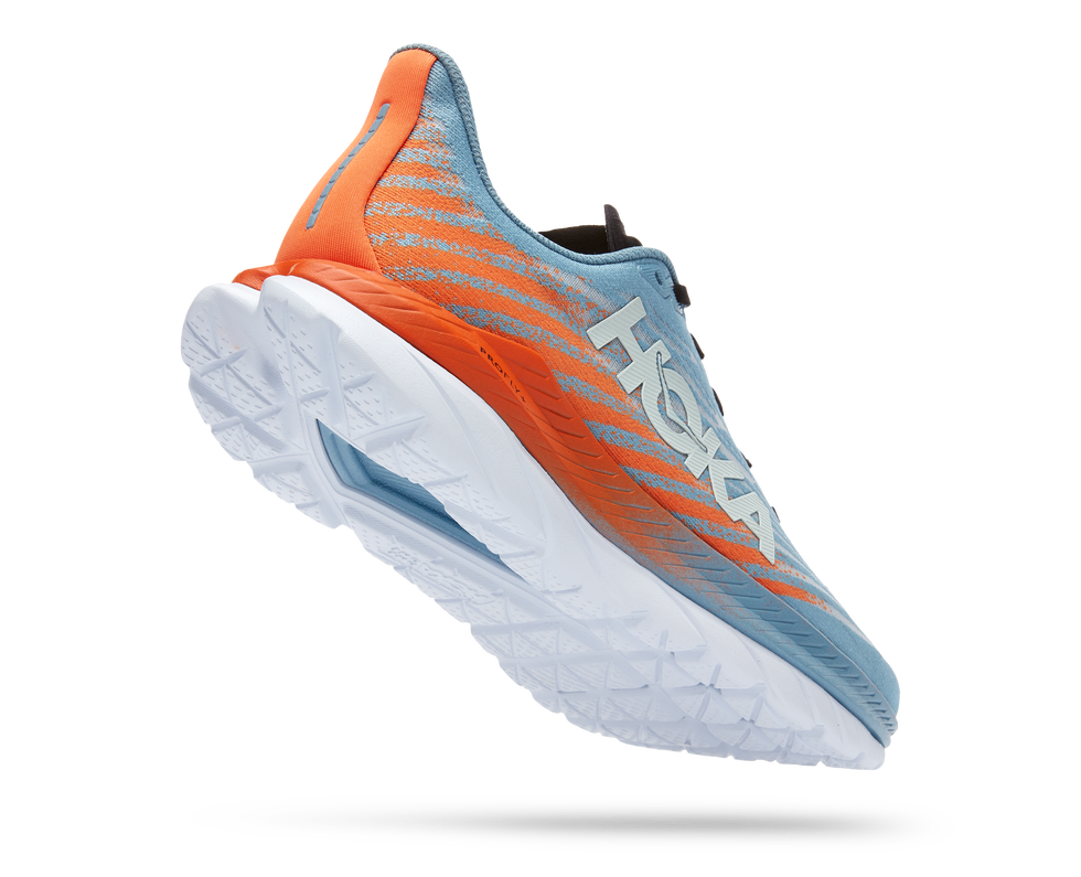 las zapatillas de running hoka mach 5 en color azul y naranja