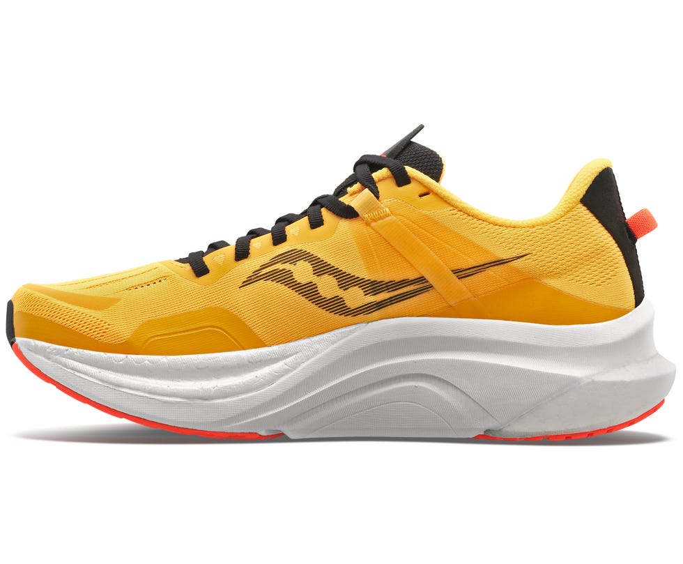 las zapatillas de running saucony tempus en color amarillo
