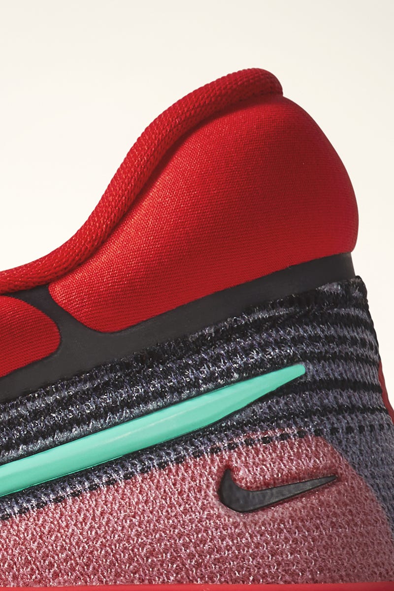 cuello de la zapatilla de running nike zoomx invincible run en color rojo y gris