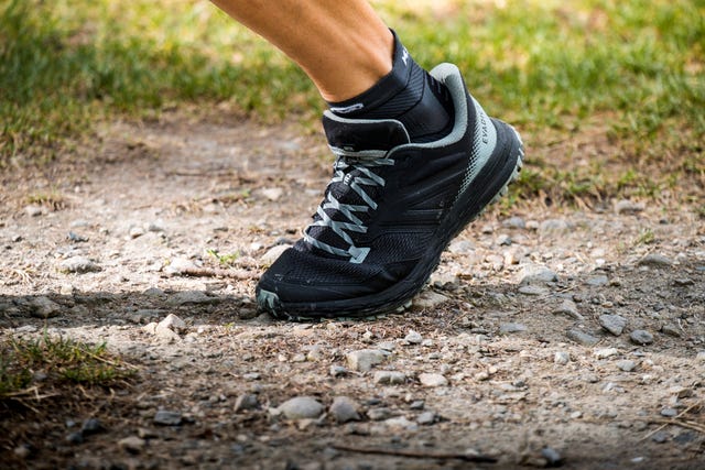 la zapatilla de trail running evadict tr 2 de decathlon corriendo por un camino de piedras