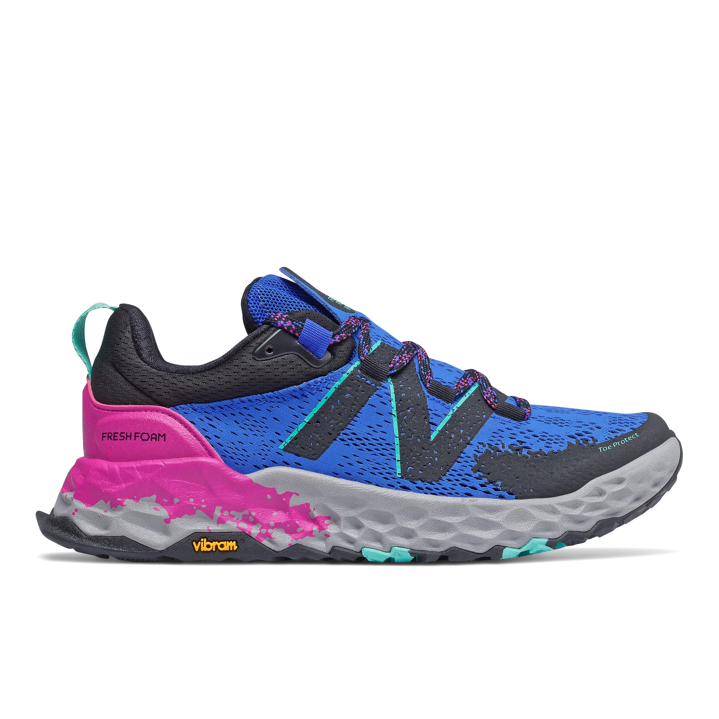 la zapatilla de trail running fresh foam x trail hierrov5 en color azul y rosa