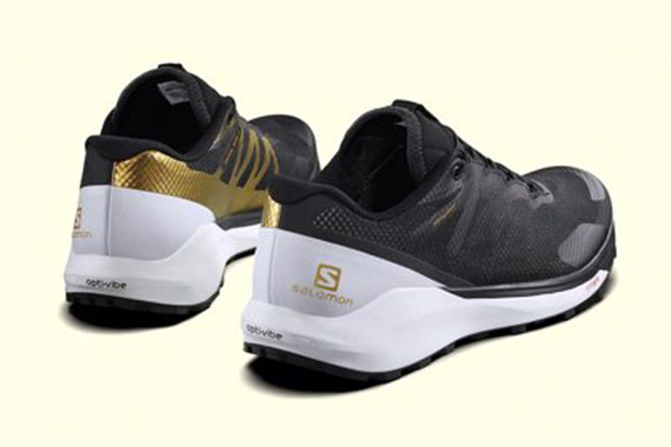 la zapatilla de trail running salomon sense 3 edición golden trail series