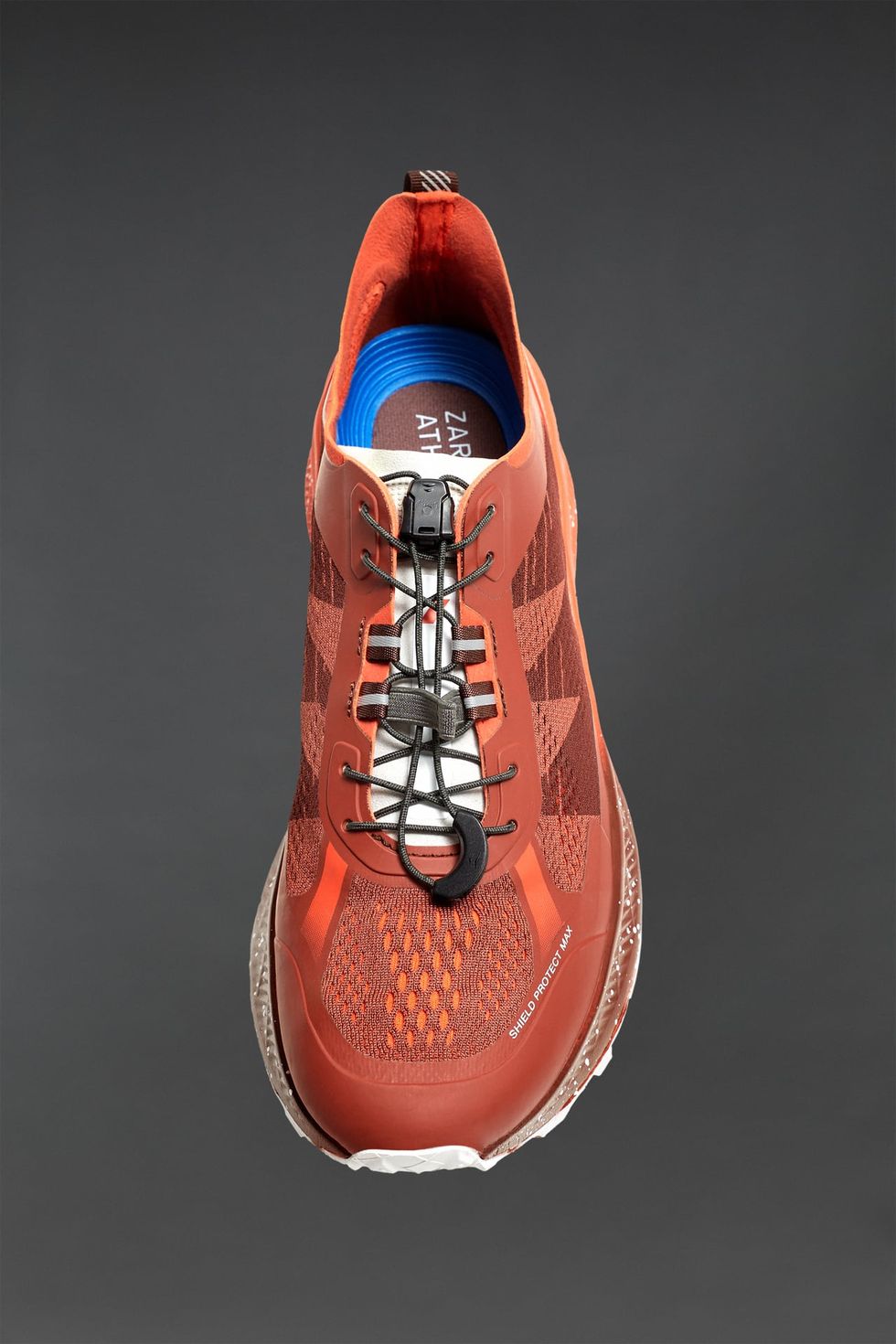 Zara arrasa con estas zapatillas de trail running de 49€ para los que  quieren empezar a correr en montaña