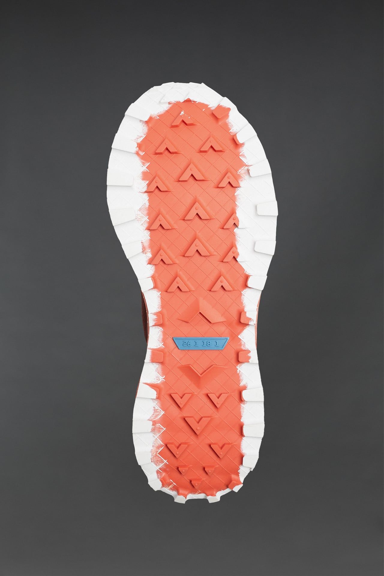 Zara arrasa con estas zapatillas de trail running de 49€ para los
