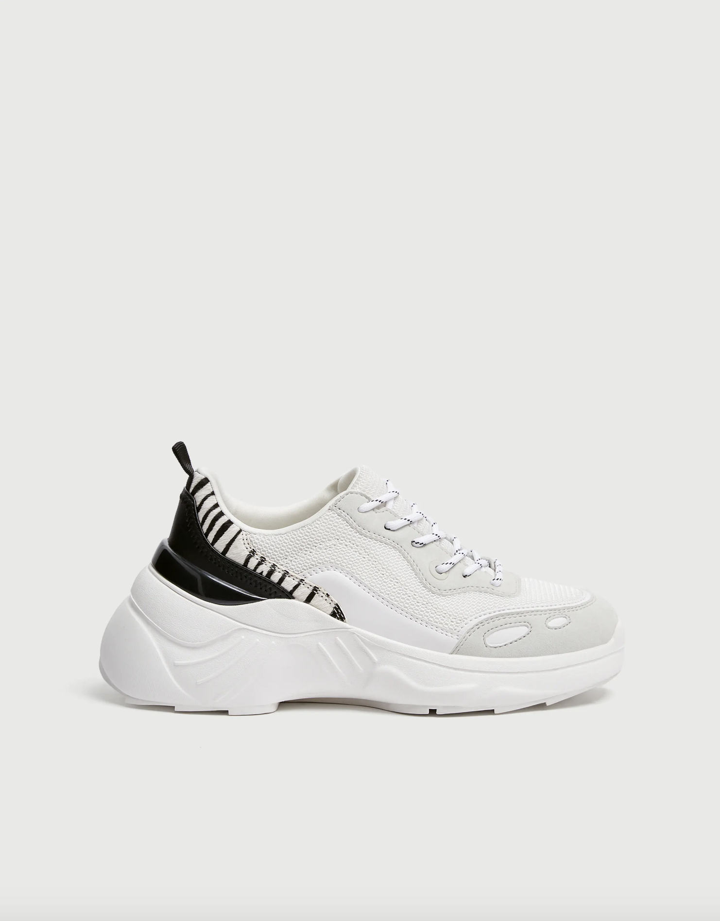 Estas zapatillas blancas de Pull and Bear est n rebajadas