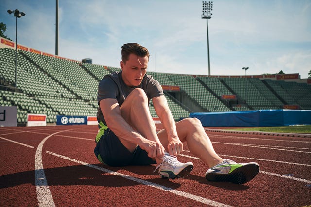 el atleta karsten warholm con las nuevas zapatillas de clavos con fibra de carbono de puma