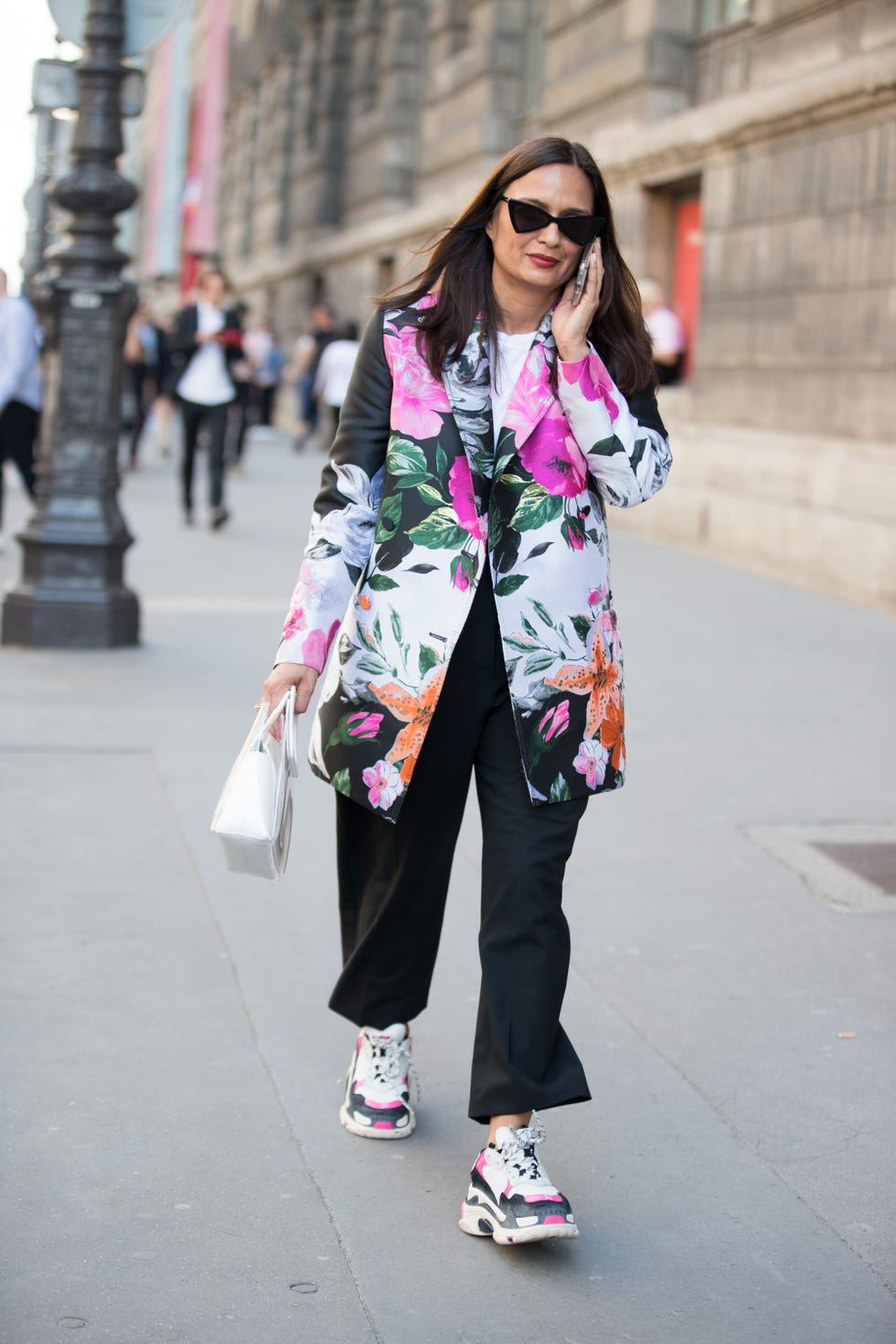 Los tenis con calcetas largas está arrasando en el street style