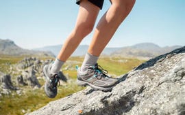 las zapatillas de senderismo quechua mh 100 para mujer