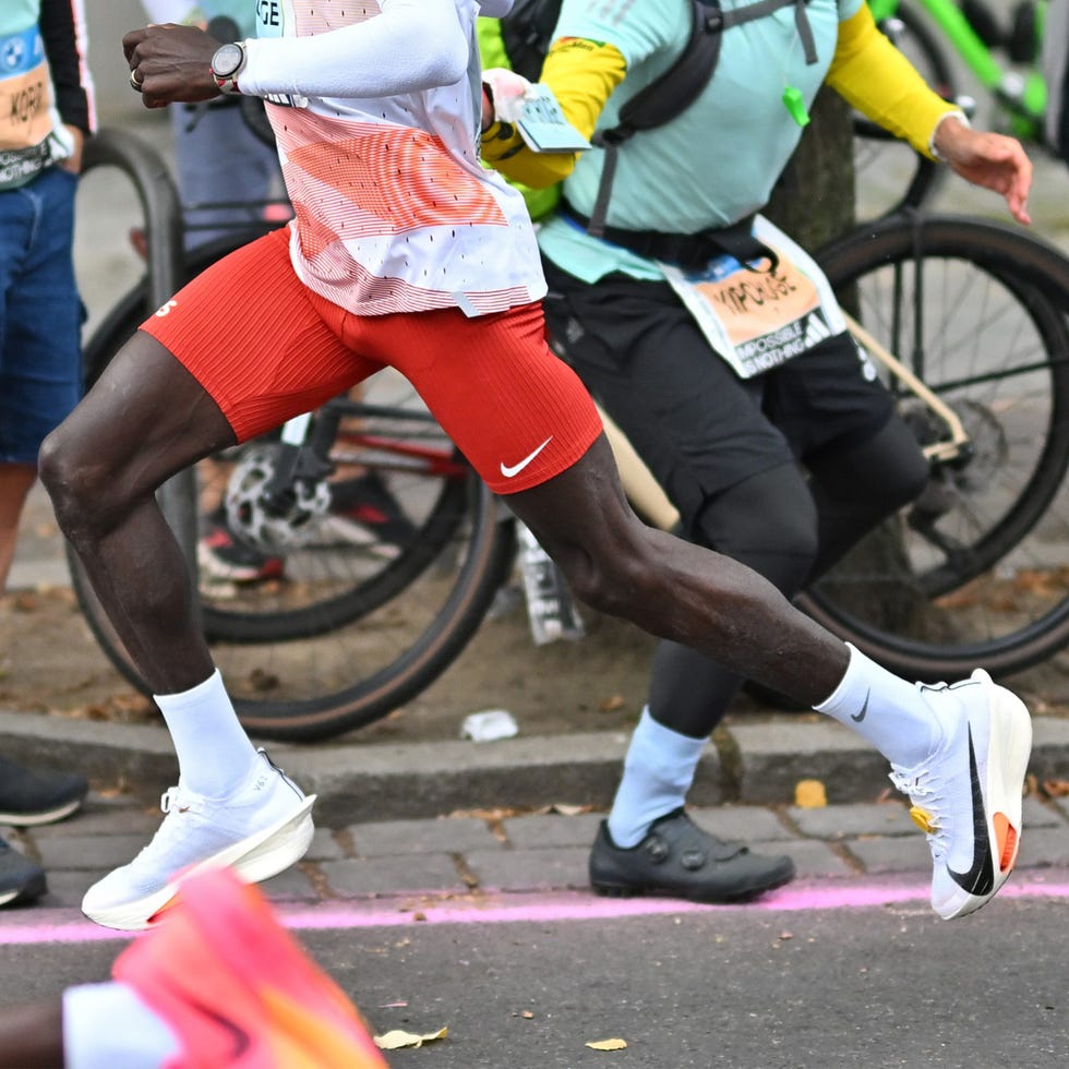 las zapatillas de running de eliud kipchoge en el maratón de berlín 2023