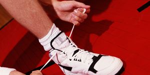 un hombre se abrocha unas zapatillas para ir al gimnasio
