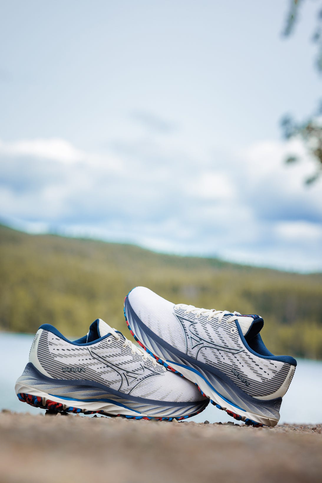 par de zapatillas mizuno rider26 con vistas a un campo