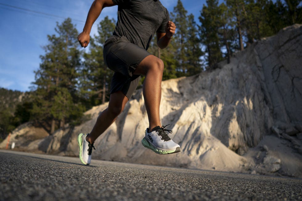 un atleta corriendo sobre el asfalto con Todo sobre las nuevas Megablast y SonicBlast de Asics