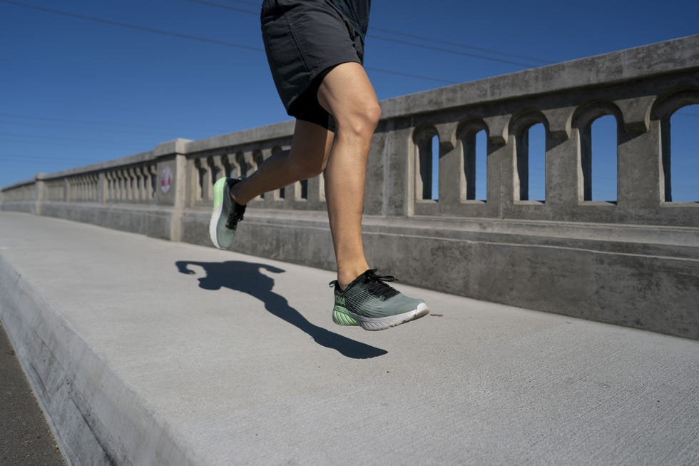 un atleta corriendo por el asfalto