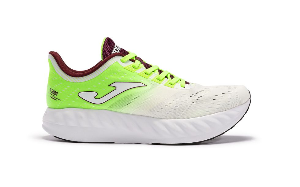 las zapatillas de running con fibra de carbono joma r3000 en color blanco y verde