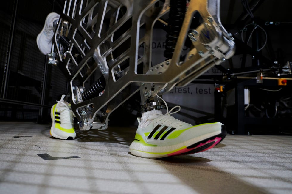 imagen de los tests de torsión y esfuerzo de las zapatillas para correr ultraboost 21