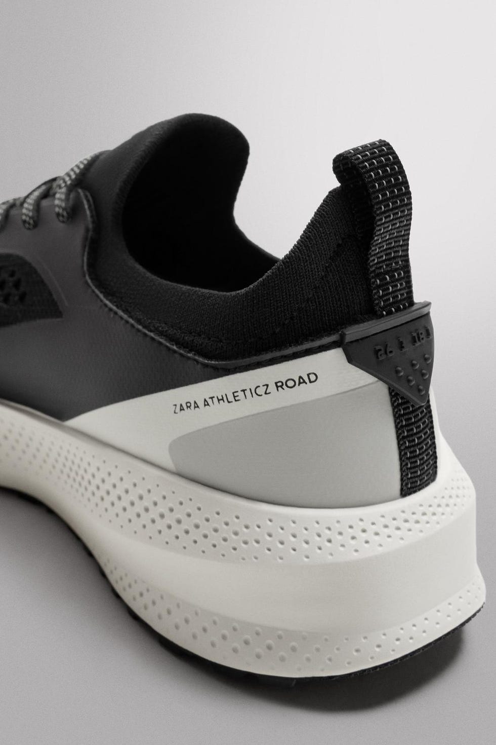 las zapatillas de running zara athleticz en color negro y gris para hombre