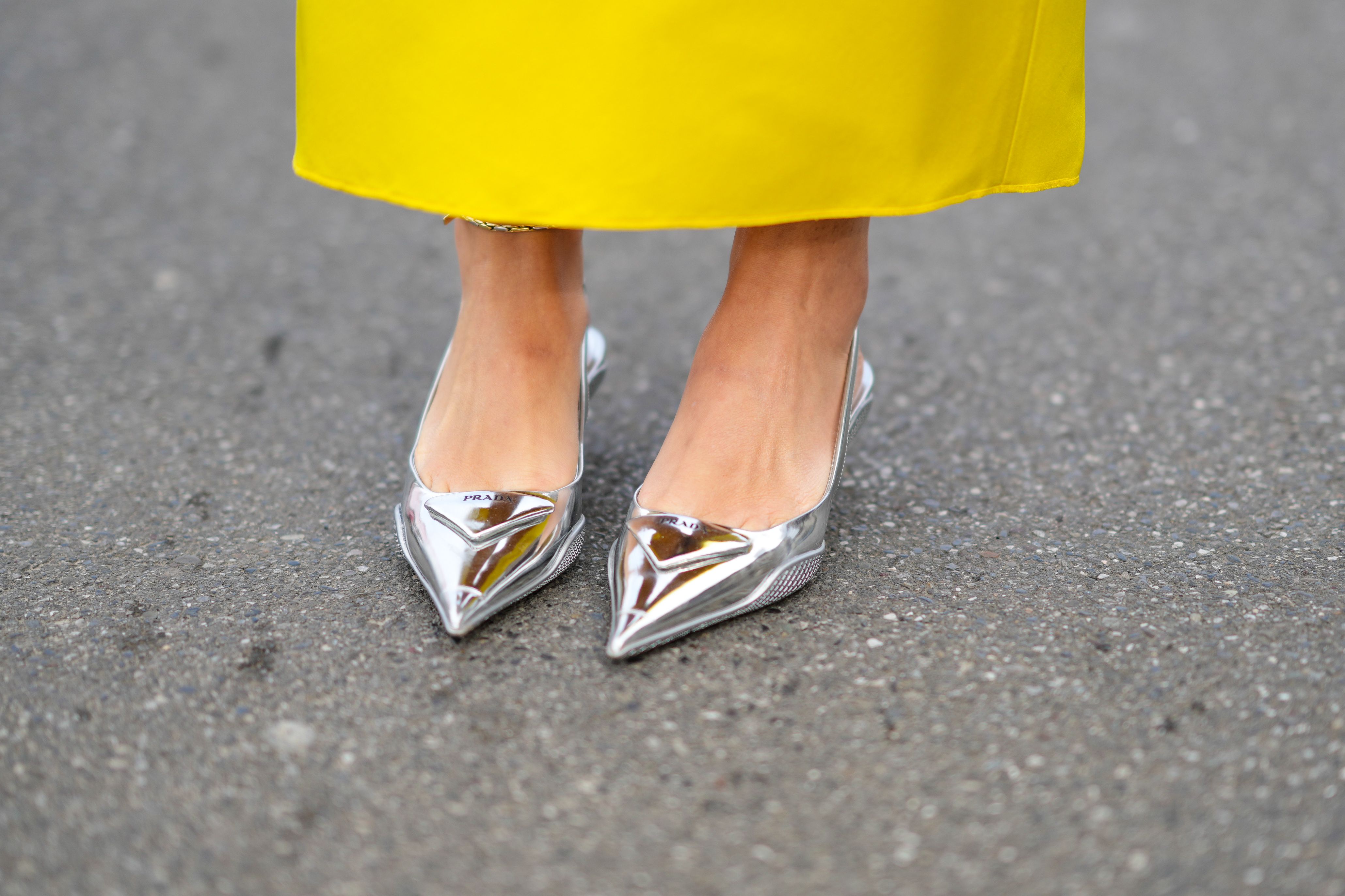 Talentoso imagen extraño Los zapatos plateados de lujodel street style llegan a Zara