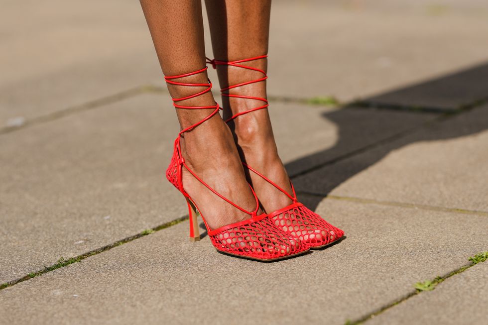zapatos de red o fishnet rojos