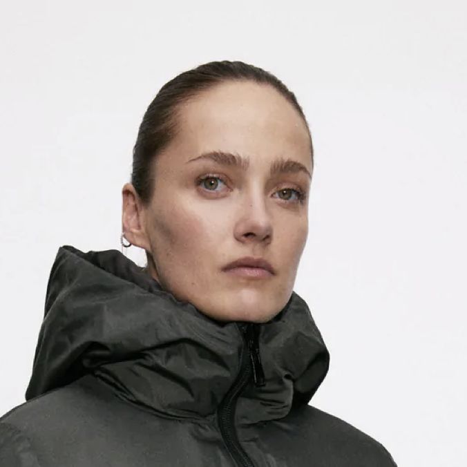 El abrigo plumífero reversible de Zara acolchado y liso