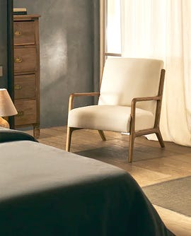 zara home tiene la butaca de madera y lino más buscada