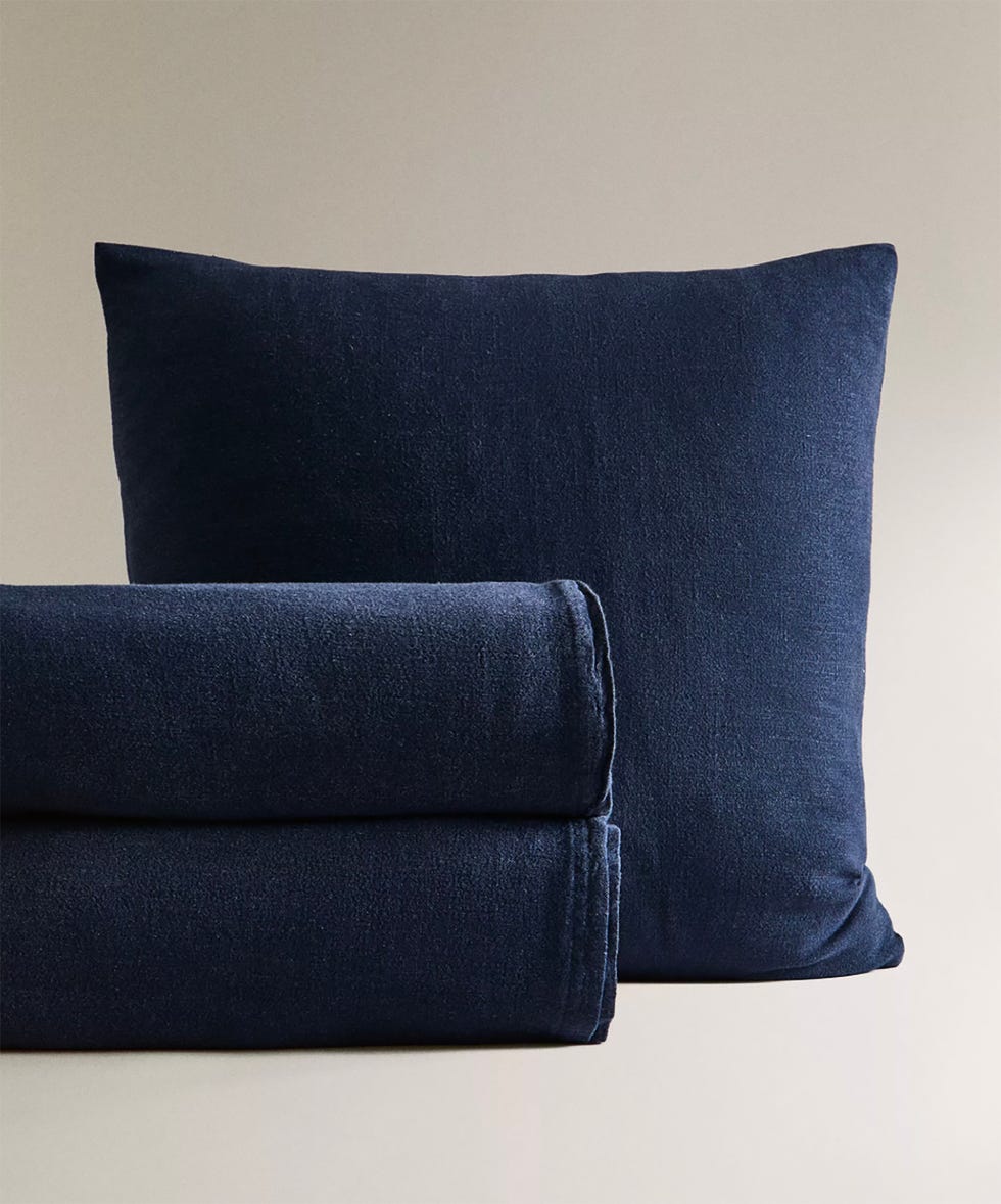 zara home rebaja tres colchas más del 40 por ciento: cubrecama lisa lino