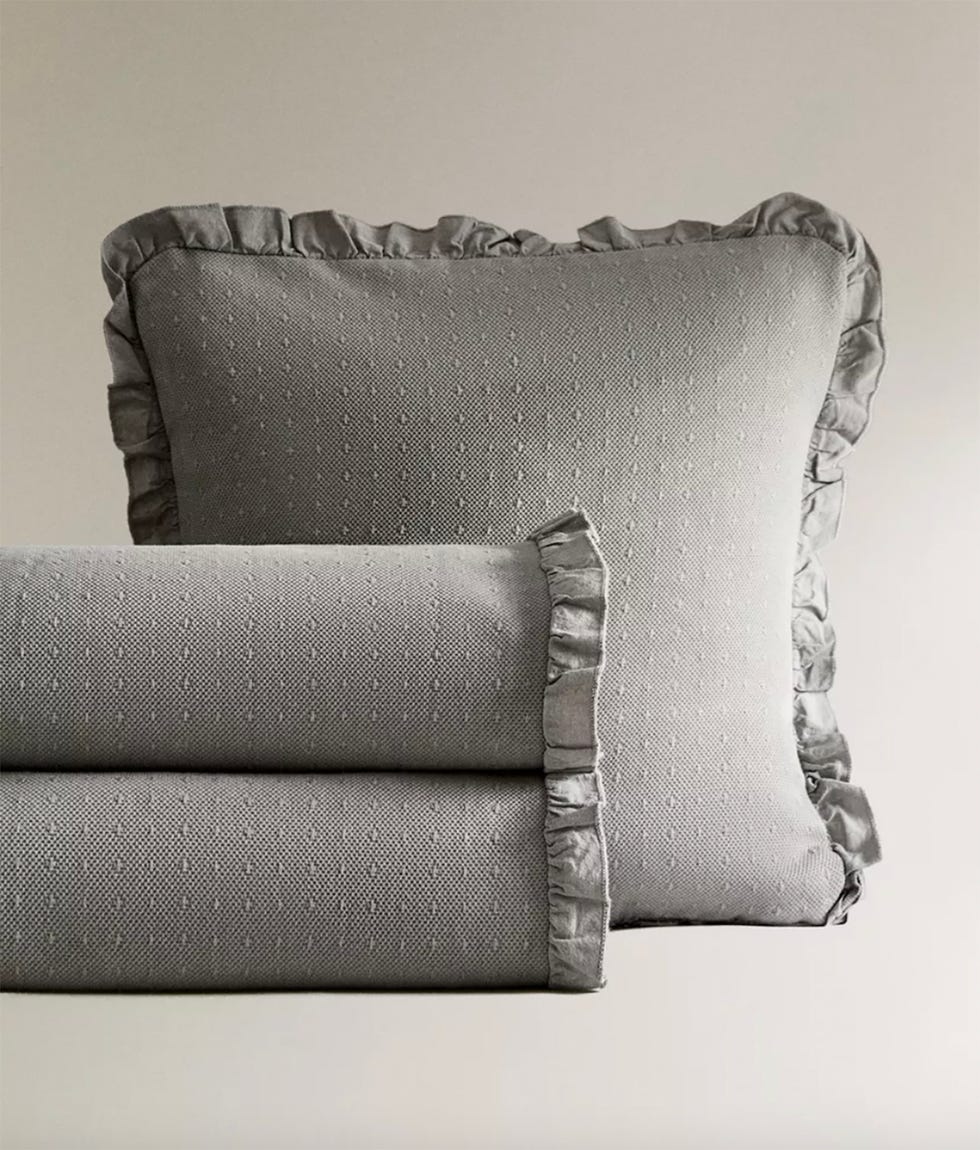 zara home rebaja tres colchas más del 40 por ciento: cubrecama infantil texturizado en algodón con volantes