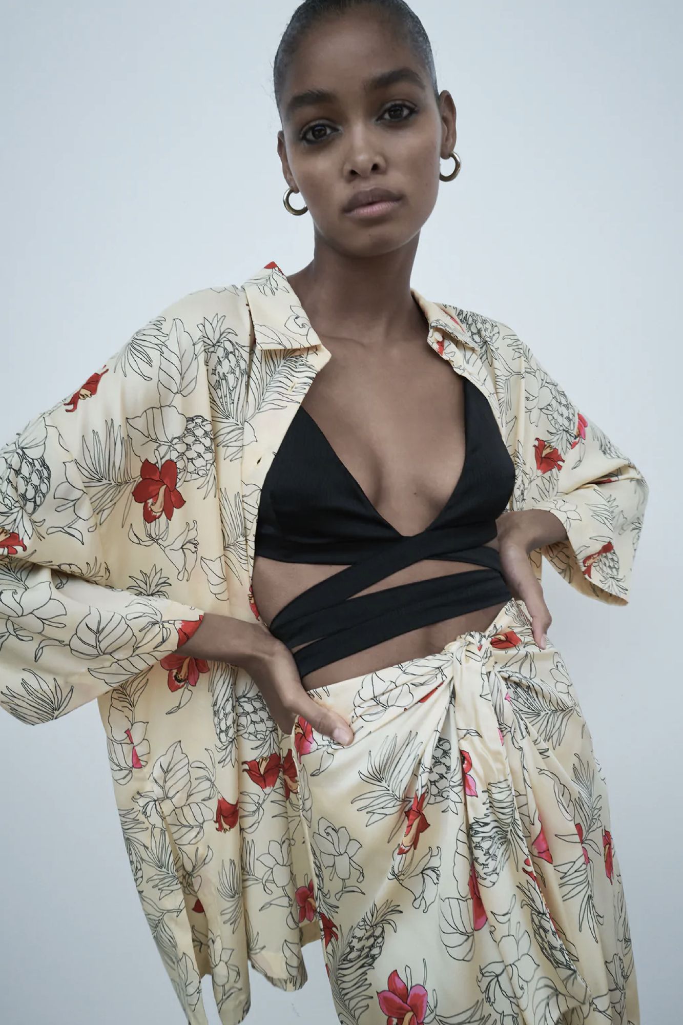 Kimono y falda midi pareo: la tendencia de Zara