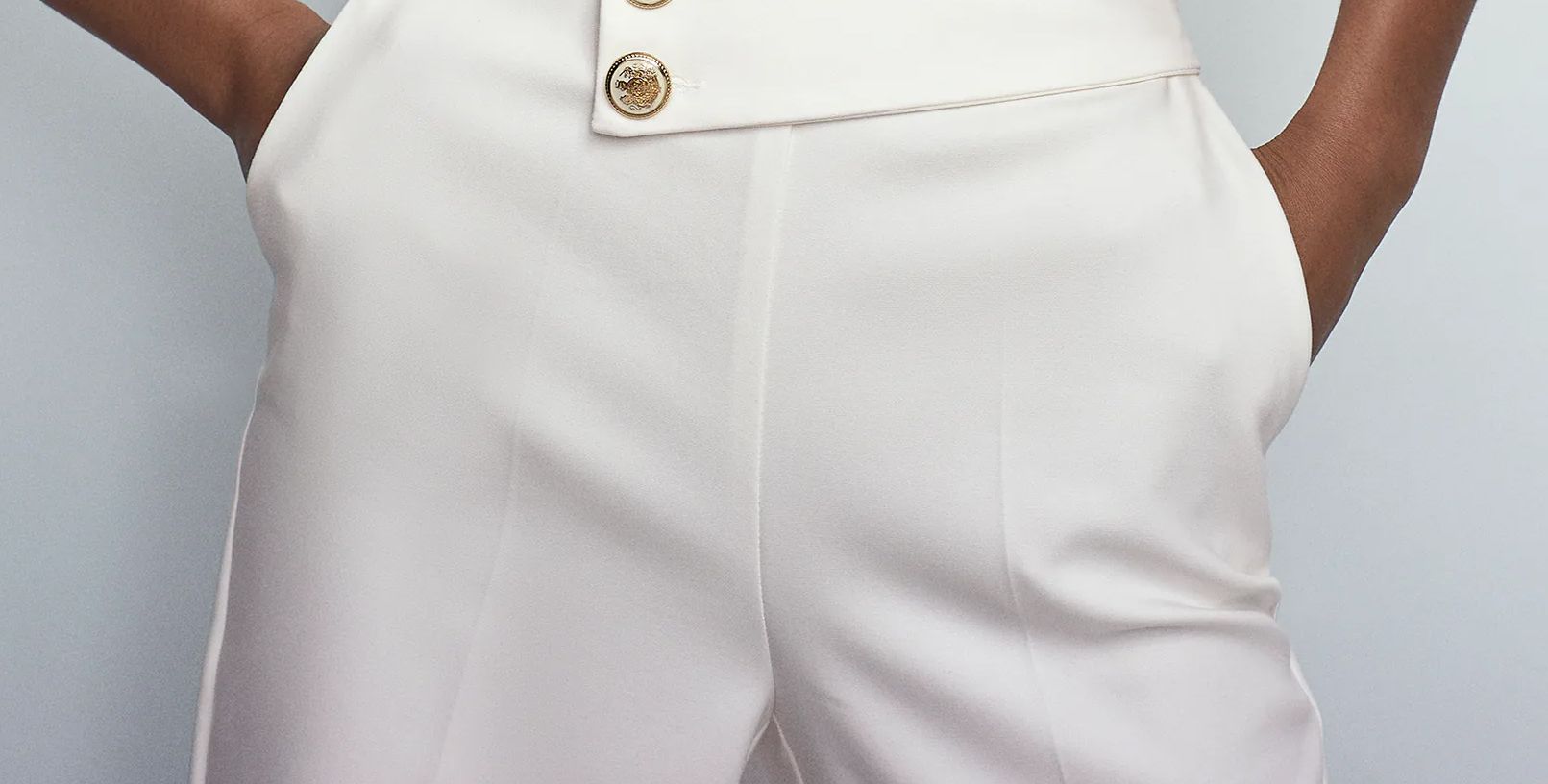 Este pantalón blanco Zara estiliza tu cintura