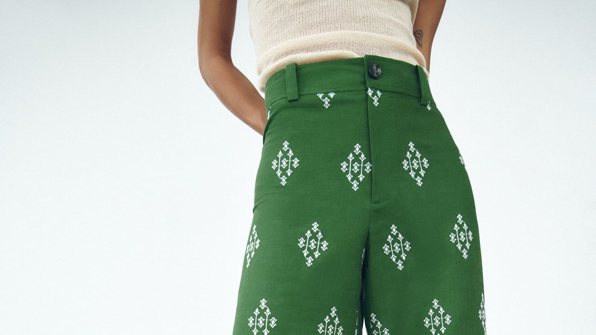 5 looks diferentes con los pantalones verdes virales de Zara que