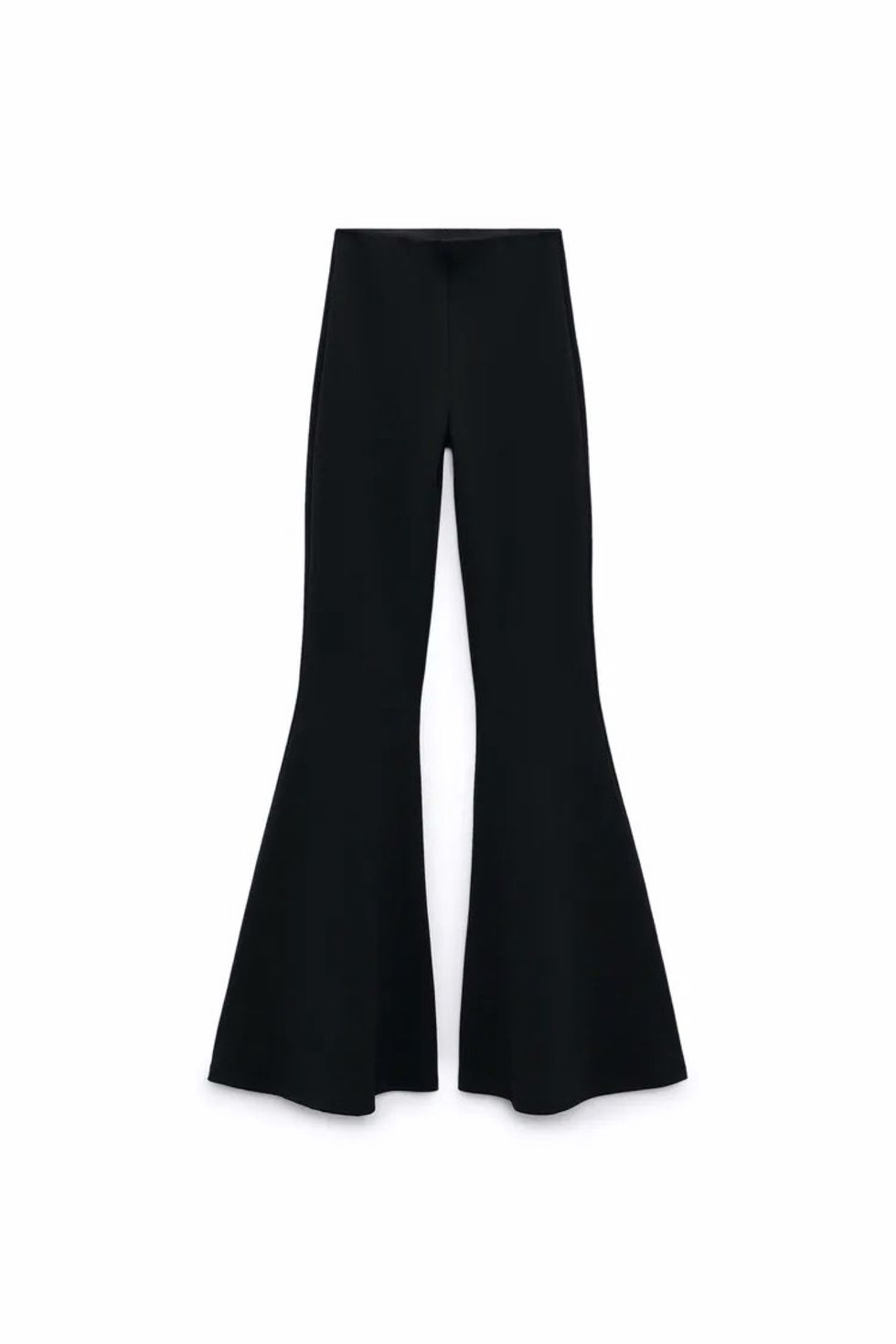 Tipazo con el nuevo diseño de estos pantalones campana de Zara