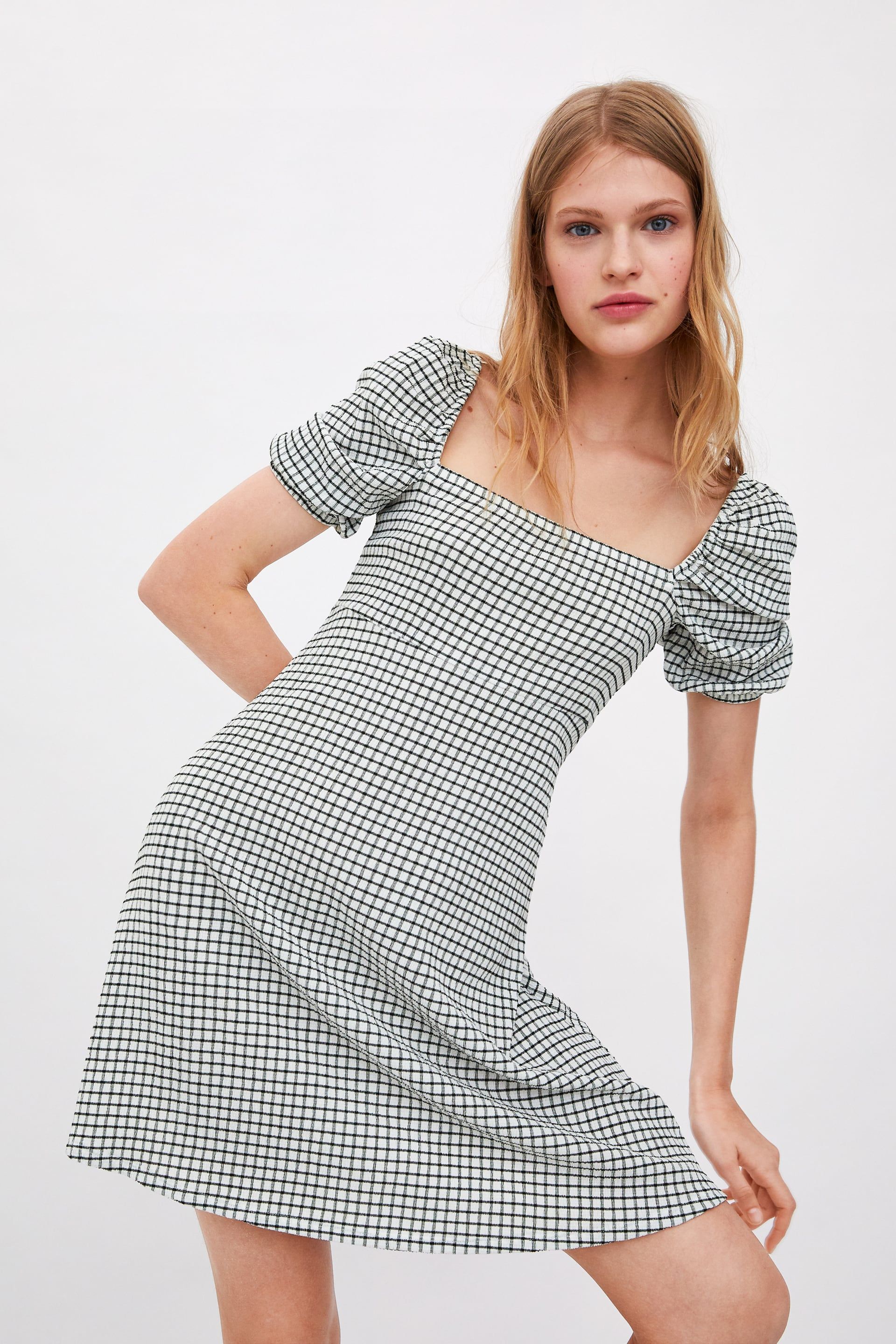 El vestido corto de Zara de 20€ tiene manga abullonada y todo para que lo queramos