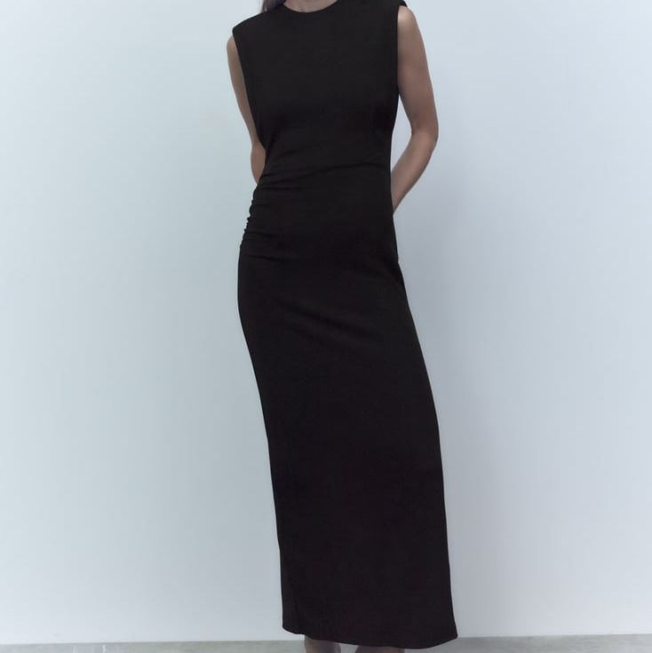 gene Pacer Girar Necesidad por este vestido negro drapeado de 22 € de Zara