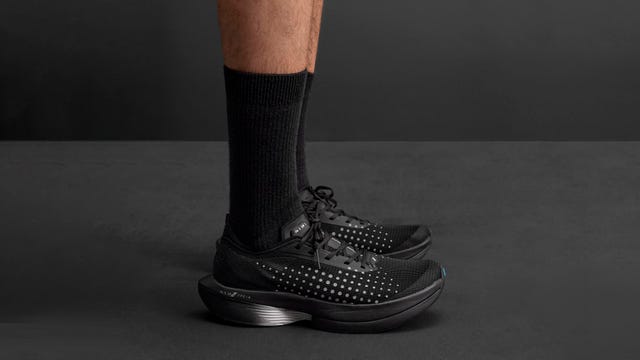 las zapatillas de running con placa de fibra de carbono de zara en color negro