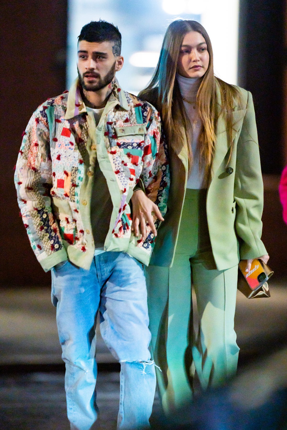 Gigi Hadid and Zayn Malik Cute Photo-Gigi Has Zayn on Her Phone