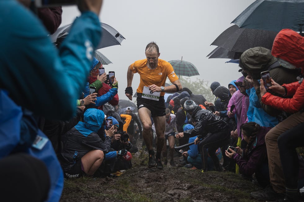 jonathan albon corre por sancti spiritu durante la zegama aizkorri
