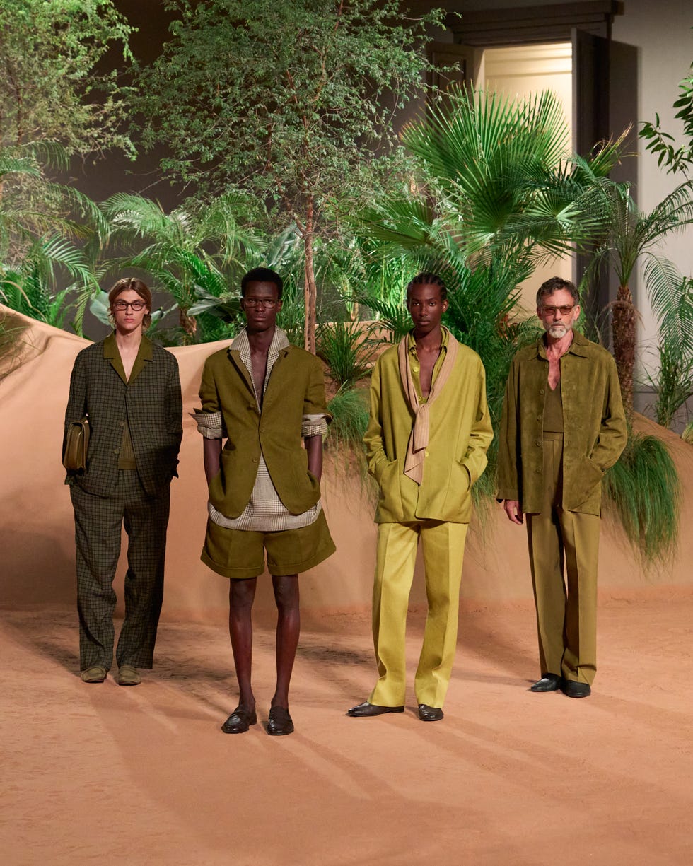 Modelos de moda exhibiendo ropa contemporánea en un entorno al aire libre.
