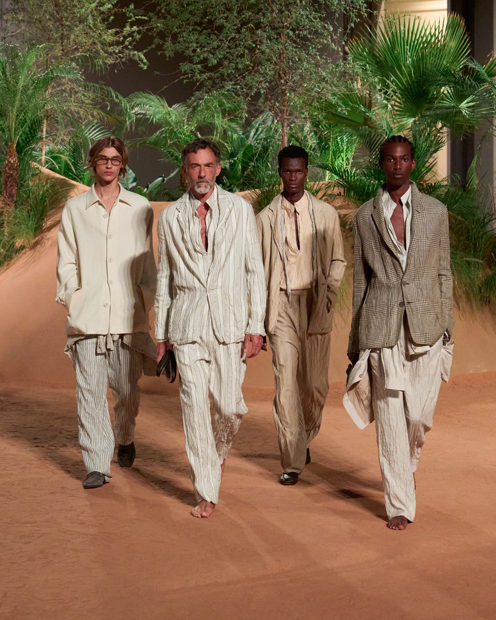 Cuatro modelos que muestran la moda en un entorno desértico
