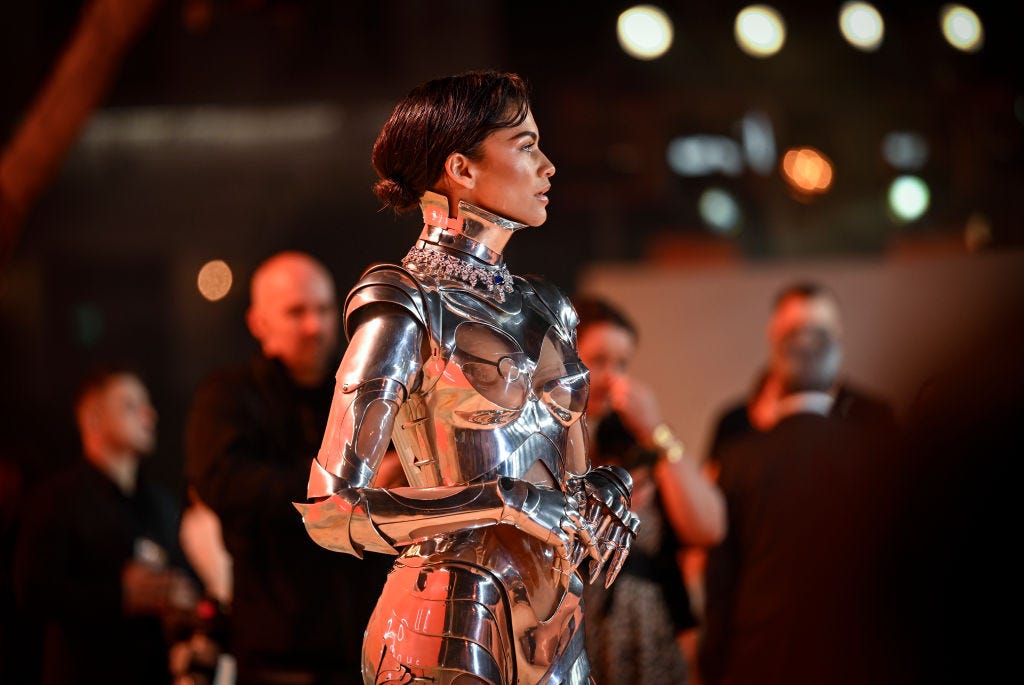 Zendaya vestida de robot: la historia que hay detrás del look más